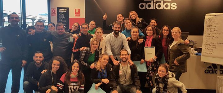 Los trabajadores de Adidas Factory Outlet participan en una jornada sobre discapacidad intelectual en el entorno laboral
