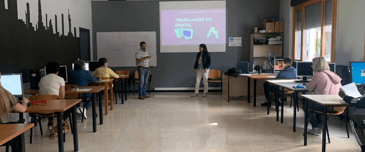 El programa Incorpora y la Fundación Accenture imparten una formación para reducir la brecha digital en colectivos vulnerables