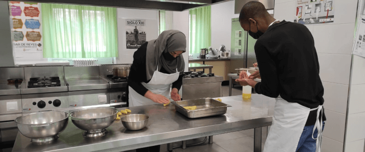 16 alumnos del Punto de Formación Incorpora de la Asociación Valponasca organizan una jornada de degustación de tapas