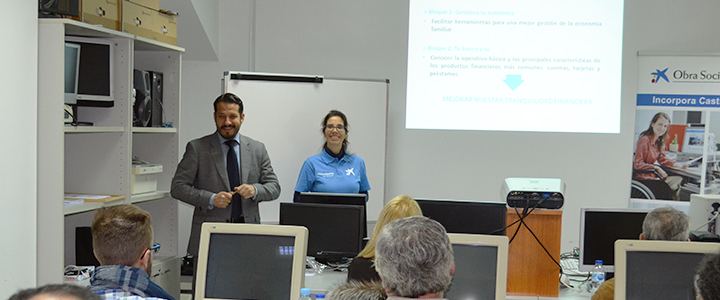 Dos voluntarios de ”la Caixa” imparten un taller de educación financiera para personas con discapacidad en Castilla y León