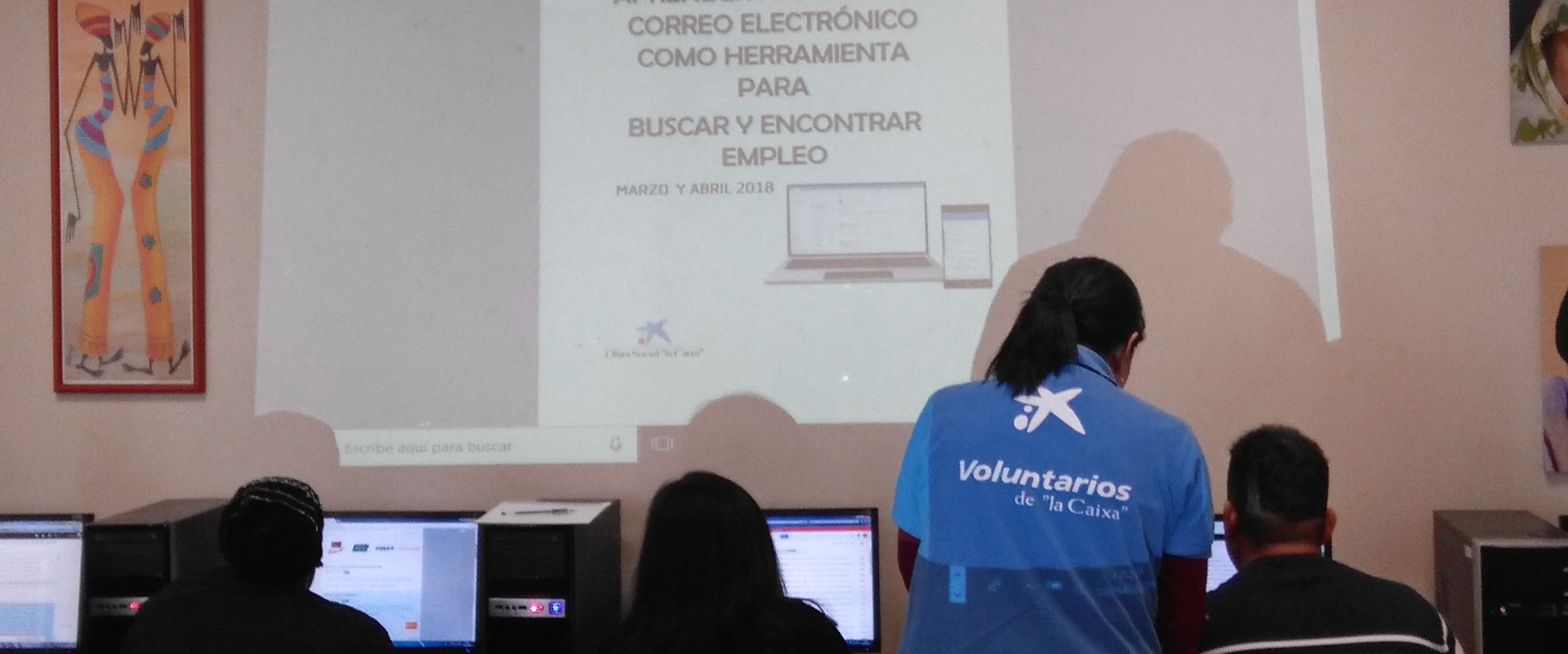 6 usuarios del programa Incorpora Galicia participan en un taller práctico sobre informática