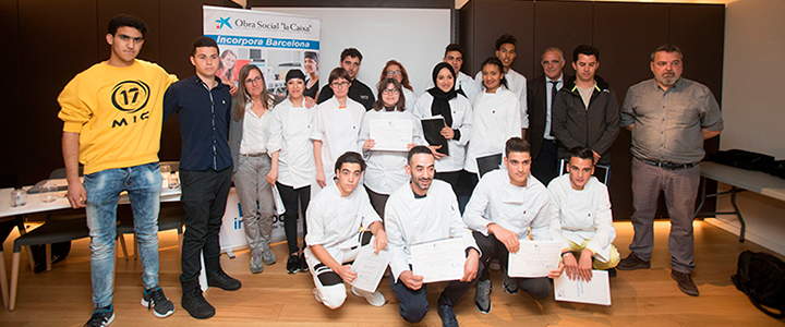 Una vintena de persones en risc d’exclusió social es formen com a auxiliars de cuina de la mà del xef estrella Michelin Fran López