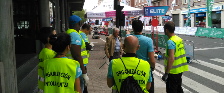 Algunos usuarios de los programas Incorpora y Reincorpora participan en la organización de la Maratón Martín Fiz en Vitoria-Gasteiz