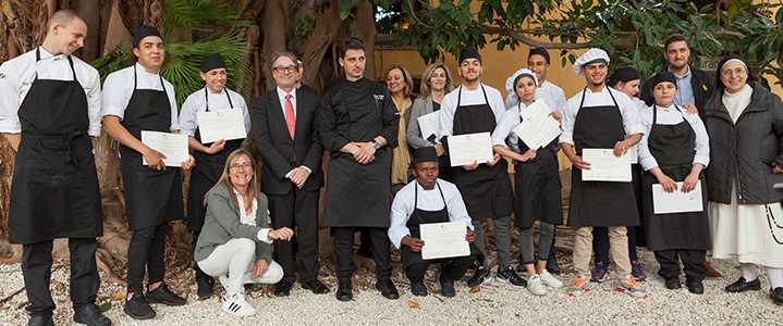 Deu joves en risc d’exclusió es formen en cuina gràcies al xef estrella Michelin Fran López